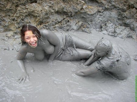 Девушка в грязи