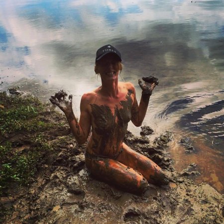 Нудистки в грязи