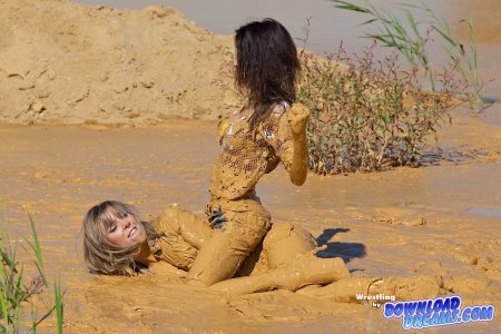 Девушка в грязи