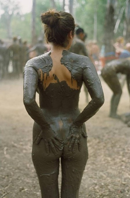 Девушка в грязи