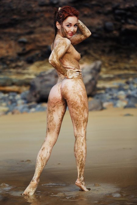 Голая девушка в грязи