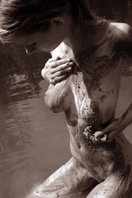 Красивые девушки в грязи