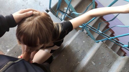 Отсосала в подъезде