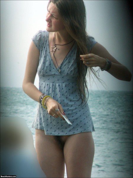 Девка в футболке без трусов