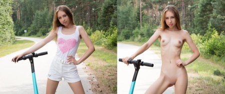Голая девушка на самокате