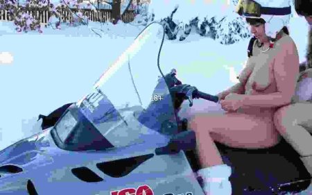 Девушка на снегоходе