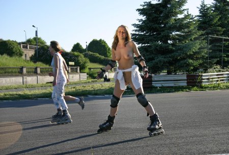 Девушка на роликах