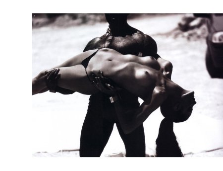 Девушка ню на руках мужчин