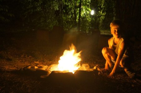 Мальчик у костра