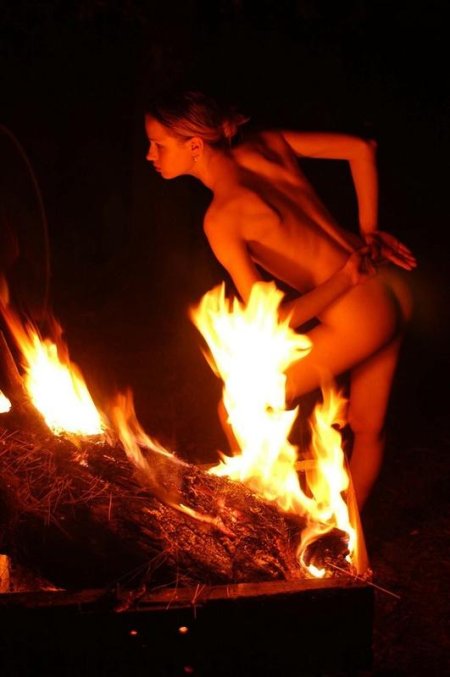 Эротическая фотосессия у костра