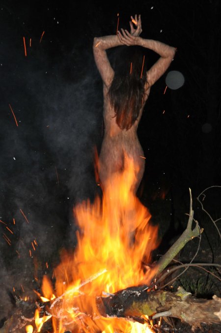 Голых женщин сжигали на костре