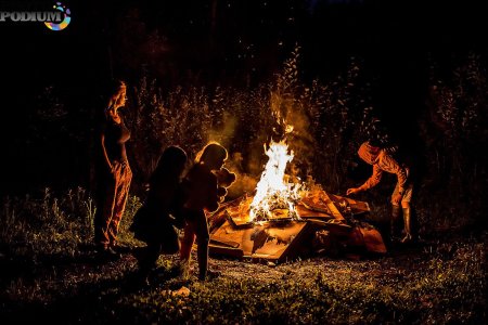 Семья вокруг костра