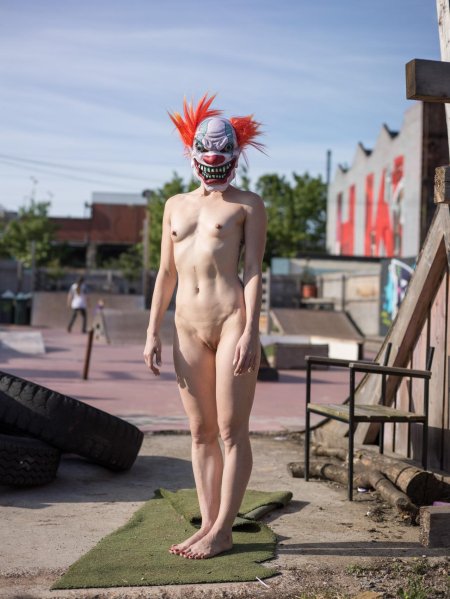 Полностью голая в маске