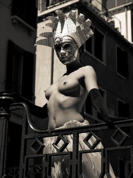 Эротика в маске