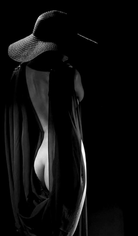 Эротические фотосессия в шляпе