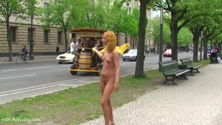 Голая на улице