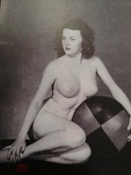 Спысеь голые девки ретро