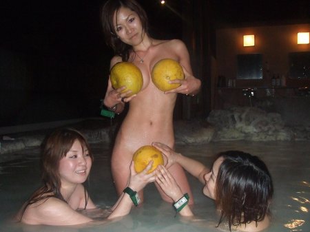 Про голых девушек