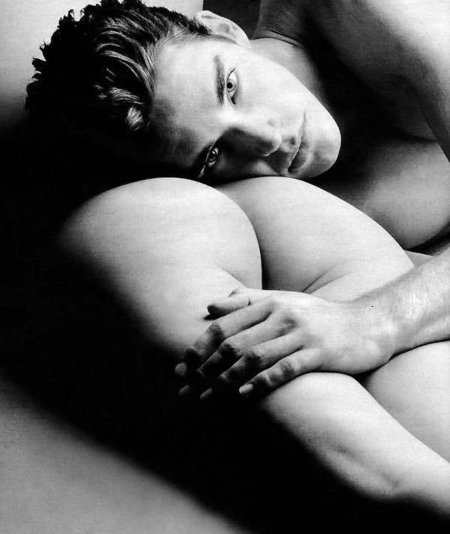 Мужчина лежит на девушке ню