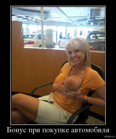 Зрелая показала сиськи