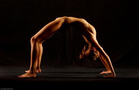 Красивое голое тело йога