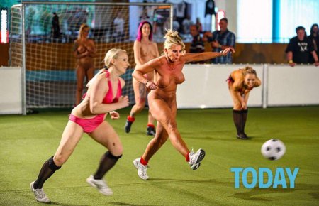 Женский футбол топлесс