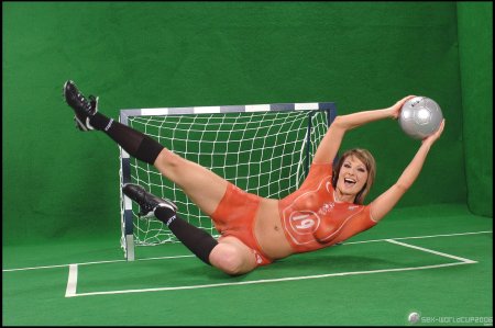 Боди арт голых футболисток