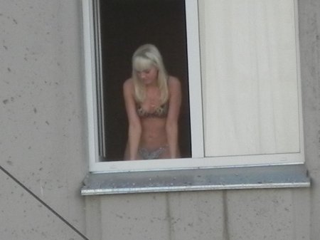 Девушки в окнах подсмотрено