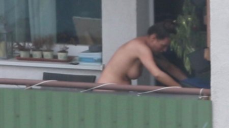 Голая на балконе подсмотренное