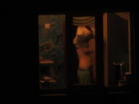 Голая соседка в окне напротив