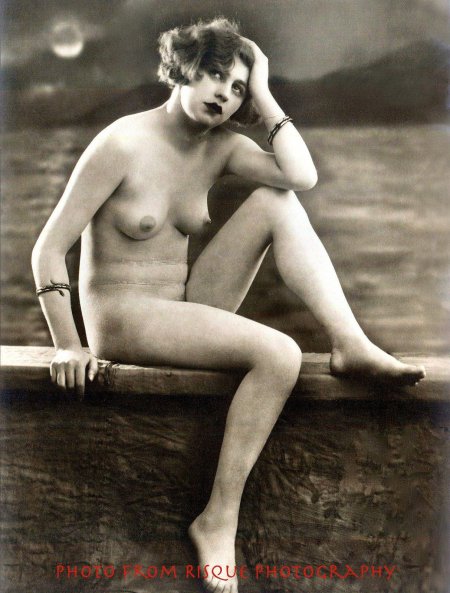 Первые снимки голых женщин