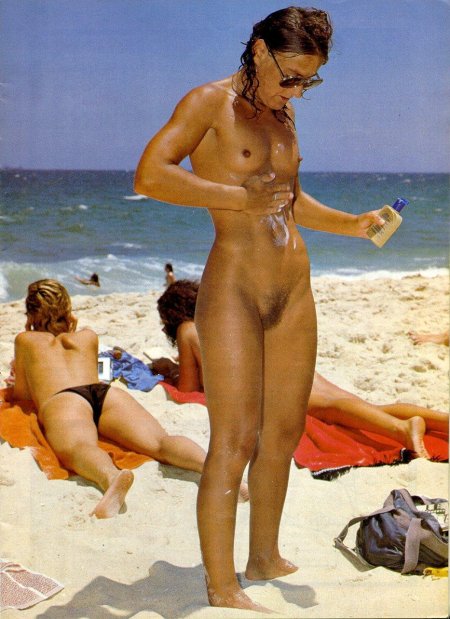 Голые нудистки на пляже ретро
