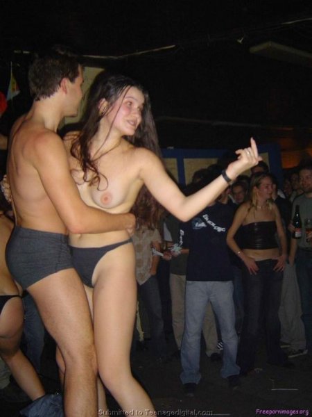 Девушки раздеваются в клубе