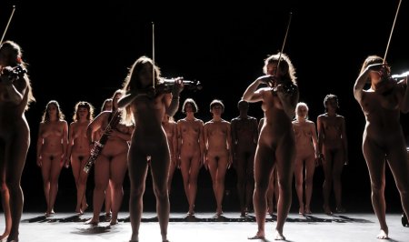 Голая на сцене