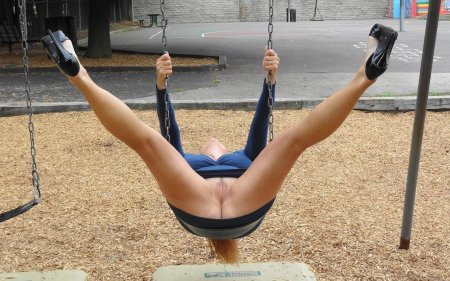 Девушка на турнике