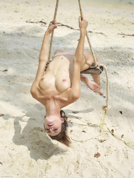 Качели на пляже