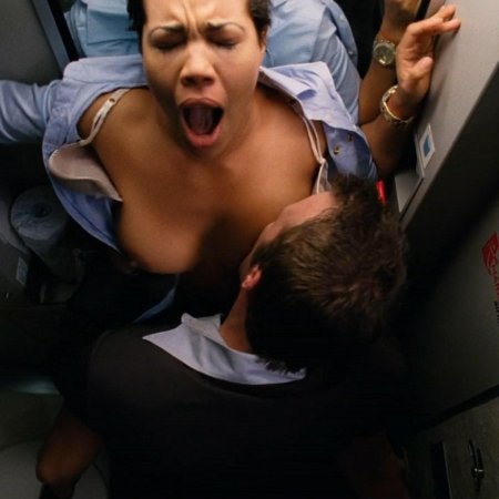 Засветила грудь в самолете