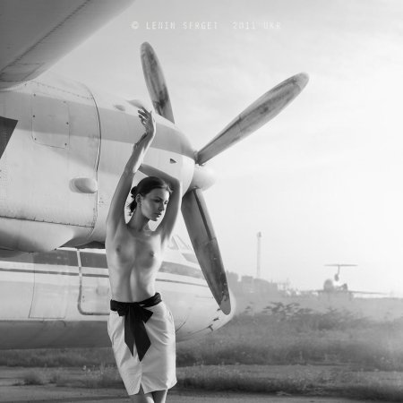 Девушка и самолет