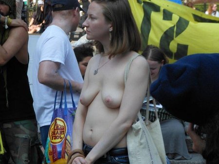 Движение freethenipple