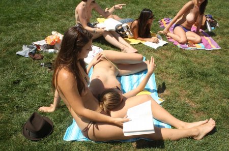 Девушки загорают в парках