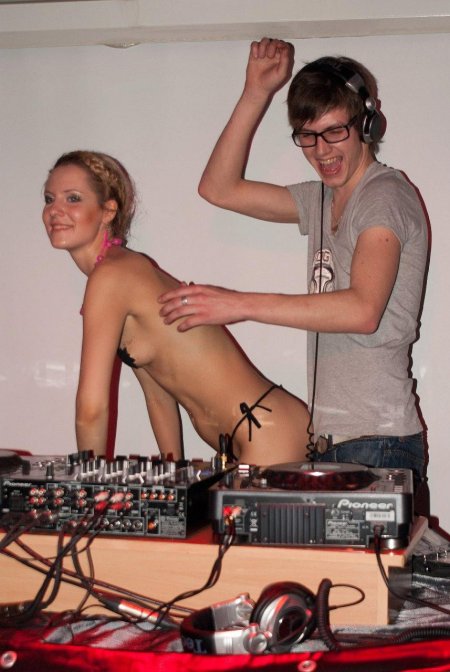 Диджеи выступающие голые