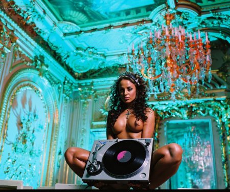 Девушка диджей