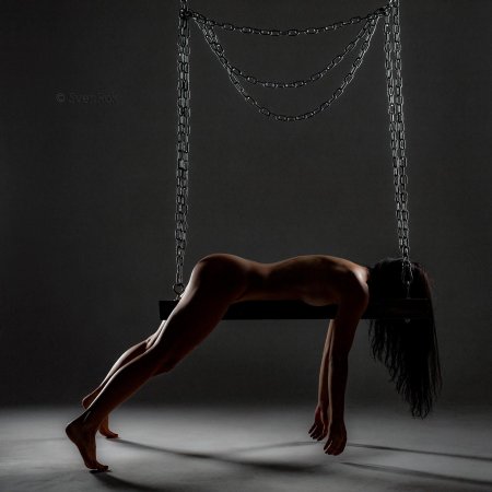 Девушка на цепи