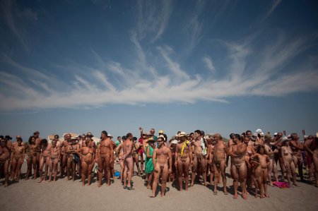 Голый пляж много народу