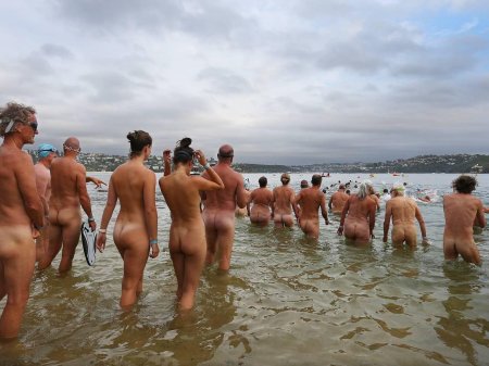 Голые люди на пляже