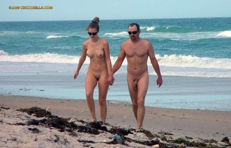 Голые нудисты на пляже