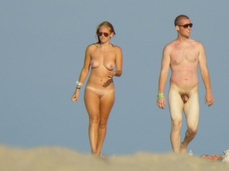 Обнаженная на пляже