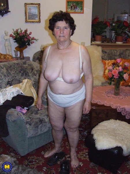 Пожилые женщины в трусах