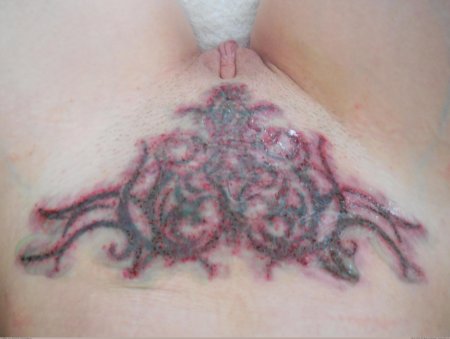 Вся киска в татуировках