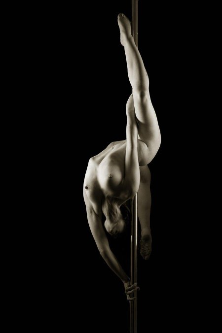 Голые спортсменки на шесте